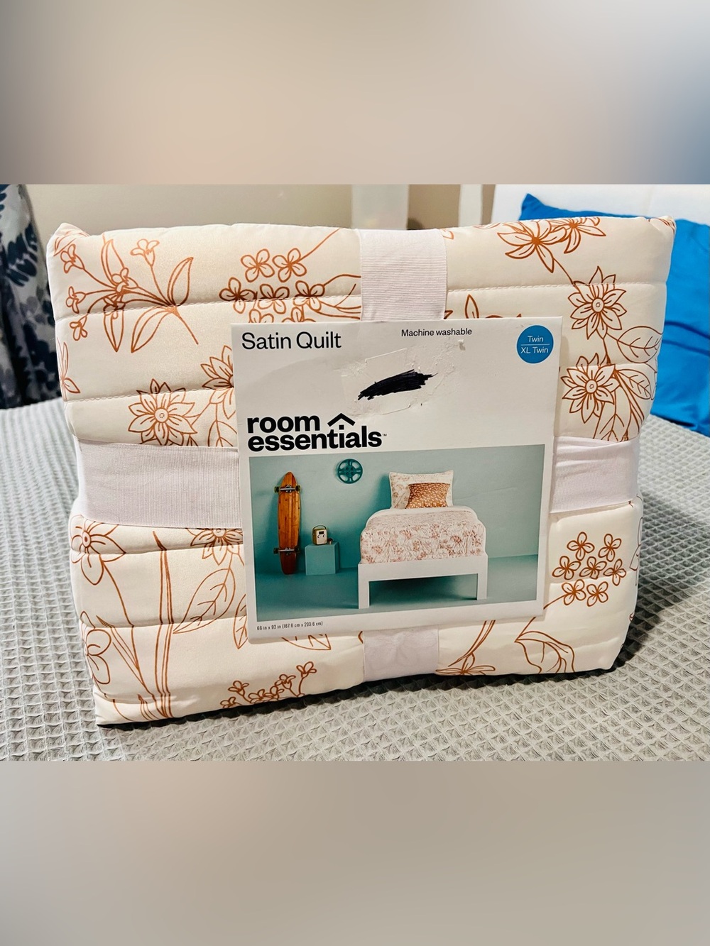 Room Essentials Satin Quilt – Twin/Twin XL – Brand New with Tags
